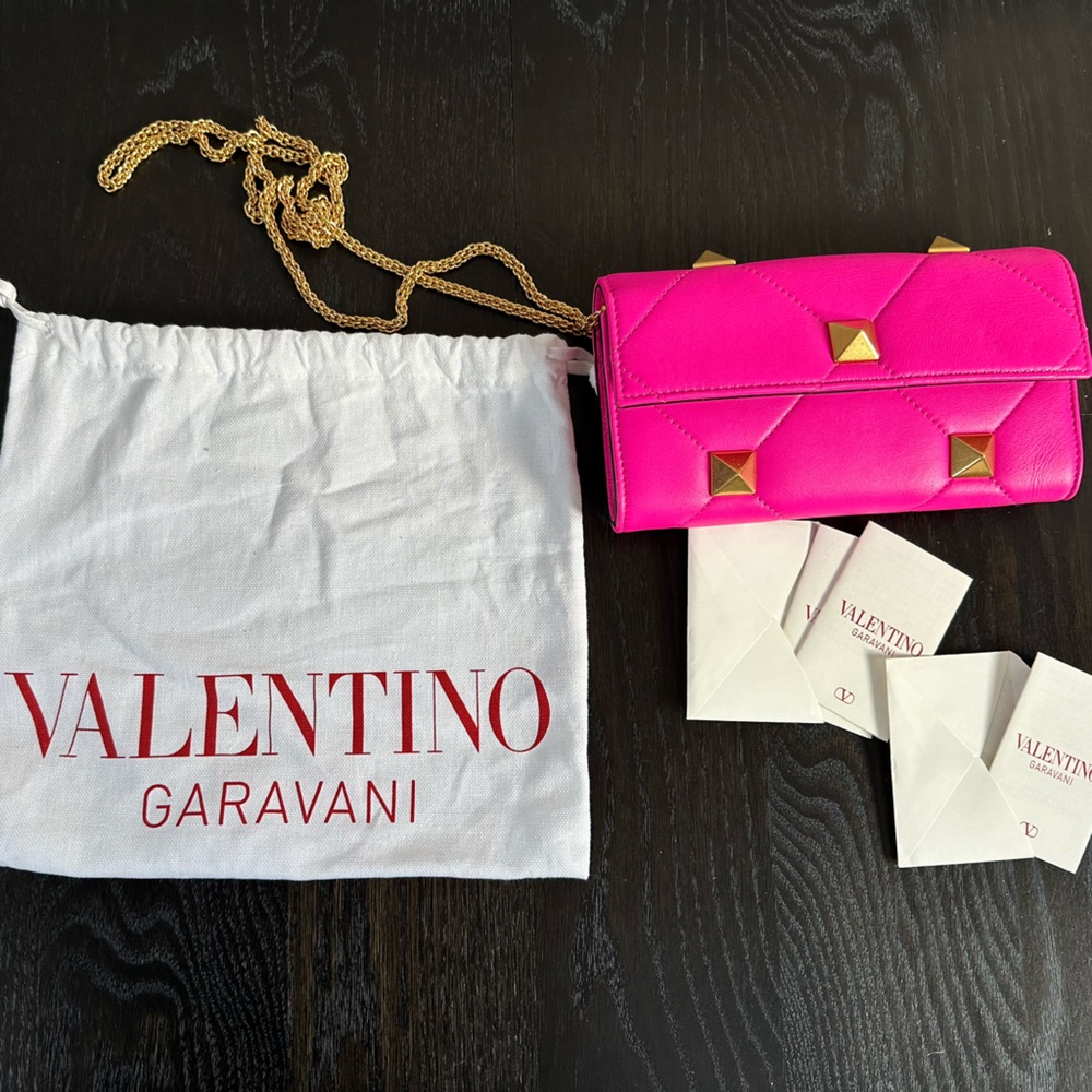 Valentino Garavani wallet/bag/clutch with chain in near perfect condition.
